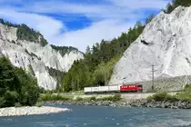 Ge 6/6 II 704 mit einem Güterzug am 15.06.2018 bei Versam.