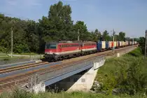 Am 25.07.2019 gab es wunderschöne ÖBB-Doppeltraktion der Altbaureihe 1142 vor einem Containerzug. Zu sehen ist der fotogene Zug kurz vor Bisamberg.