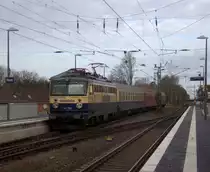 1142 704 der Centralbahn kommt  die Kohlscheider-Rampe hoch aus Richtung Neuss,Herzogenrath mit  drei Centralbahnwagen kommt aus Richtung  Herzogenrath und fährt durch Kohlscheid in Richtung Richterich,Laurensberg,Aachen-West,Aachen-Schanz,Aachen-Hbf. 
Aufgenommen vom Bahnsteig 1 in Kohlscheid.
Bei Sonne und Wolken am Mittag vom 14.12.2019.