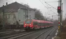 442 301  DB als RE9 von Aachen-Hbf nach Siegen-Hbf und kommt aus Richtung Aachen-Hbf,Aachen-Rothe-Erde,Aachen-Eilendorf,Stolberg-Rheinland-Hbf,Eschweiler-Hbf,Langerwehe und fährt in Düren ein und hält in Düren und fährt dann weiter in Richtung Merzenich,Buir,Horrem,Kerpen-Köln-Ehrenfeld,Köln-Hbf.
Aufgenommen am Bahnsteig 1 in Düren.
Bei Regenwetter am Nachmittag vom 14.12.2019.