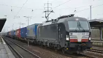 LTE Logistik und Transport GmbH, Graz [A] mit der MRCE Vectron  X4 E - 621  [NVR-Nummer: 91 80 6193 621-0 D-DISPO] und dem Taschenwagenzug aus Tilburg (Niederlande) Richtung Rzepin (Polen) am 09.01.20 Bf. Flughafen Berlin Schönefeld.
