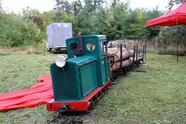 Anlässlich der Feierlichkeiten  120 Jahre Chrudimsky Lokalbahn  am 05.Oktober 2019 war unter anderem diese Feldbahnlok namens  Hugo  beim Bahnhof Slatinany ausgestellt.