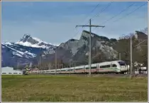 ICE70 nach Hamburg-Altona unterwegs bei Maienfeld mit Gauschla und Regitzer Spitz. (31.12.2019)