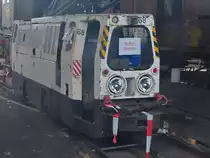 Eine 1985 bei Bedia gebaute Grubenlokomotive Typ DB105/17B konnte Anfang September 2019 durch eine Scheibe des ehemaligen Bahnbetriebswerks in Gelsenkirchen-Bismarck entdeckt werden.