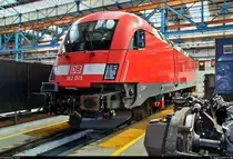 182 015-8 (Siemens ES64U2) von DB Regio Nordost steht in der Werkhalle 1 des DB Werk Dessau (DB Fahrzeuginstandhaltung GmbH).
Aufgenommen während des Tags der offenen Tür anlässlich 90 Jahre Instandhaltung elektrischer Lokomotiven.
[31.8.2019 | 13:58 Uhr]