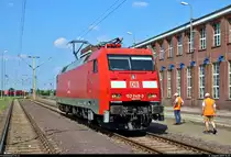 Hinter der Werkhalle 1 des DB Werk Dessau (DB Fahrzeuginstandhaltung GmbH) werden auf 152 049-3 DB Führerstandsmitfahrten während des Tags der offenen Tür anlässlich 90 Jahre Instandhaltung elektrischer Lokomotiven durchgeführt.
[31.8.2019 | 14:07 Uhr]