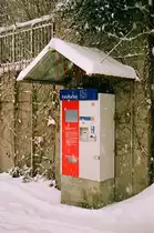 25. Januar 2004, gut, dass der Fahrkartenautomat am Eingang (Stadtseite) zum Fußgängertunnel am Bahnhof in Freilassing ein schützendes Dach bekommen hat.