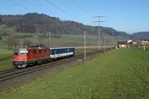 Re 4/4 II 11128 mit dem bekannten Jail Train bei Riedtwil unterwegs am 7. Januar 2020.
Foto: Walter Ruetsch