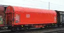 DB Cargo Drehgestell-Flachwagen für Coiltransporte mit Schiebeplanen mit der Nr. 31 RIV 80 D-DB 4676 441-7 Shimmns-ttu 708.4 in einem gemischten Güterzug am 09.01.20 Bf. Flughafen Berlin Schönefeld.