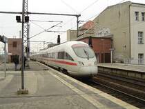 Hier f�hrt gerade der 411 507 mit dem Namen  Pirna  aus dem Berliner Ostbahnhof Richtung Dresden.