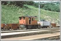 Te 2/2 74  Panzerwagen  mit X9048 in Filisur. Das ehemalige Drehgestell eines Langholzwagens wurde zu einem Unkrautvertilgungswagen umgebaut.  (Archiv ca. 1985)