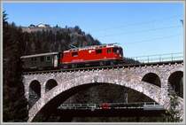 Ge 4/4 II 631  Untervaz  �berquert den mit 89m h�chsten Viadukt der RhB bei Solis. (Archiv 03/85)