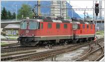Re 4/4 II 11311 und 11368 �bernehmen in Buchs SG einen Getreidezug der �BB. (10.07.2007)