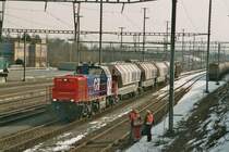 Die Am 843 051-4, mit vier neuen SBB Wagons, am 2.2.04 in Wohlen