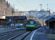 Bern-Lötschberg-Simplon-Bahn/BLS.
Das Simmental, die letzte Bastion der BLS Re 420.
Die wenigen noch betriebstüchtigen ehemaligen SBB Re 4/4 II der BLS Flotte gelangen zur Zeit nur noch planmässig für die Führung der RE Interlaken Ost - Zweisimmen zum Einsatz.
Die noch bestehenden Lokzüge vom RegioExpress Bern - Neuchâtel - La Chaux-de-Fonds sowie von den im Simmental verkehrenden RE wurden gedreht wegen dem Umzug vom Depot Aebimatt nach Spiez, wo neu die Arbeiten für den Unterhalt ausgeführt werden.
RE Einfahrt mit der Re 420 501 in Boltigen am 8. Januar 2020.
Foto: Walter Ruetsch  
