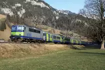 Bern-Lötschberg-Simplon-Bahn/BLS.
Das Simmental, die letzte Bastion der BLS Re 420.
Die wenigen noch betriebstüchtigen ehemaligen SBB Re 4/4 II der BLS Flotte gelangen zur Zeit nur noch planmässig für die Führung der RE Interlaken Ost - Zweisimmen zum Einsatz.
Die noch bestehenden Lokzüge vom RegioExpress Bern - Neuchâtel - La Chaux-de-Fonds sowie von den im Simmental verkehrenden RE wurden gedreht wegen dem Umzug vom Depot Aebimatt nach Spiez, wo neu die Arbeiten für den Unterhalt ausgeführt werden.
Bei Boltigen schiebt am 8. Januar 2020 die Re 420 502 ihren RE bestehend aus EW III - Wagen nach Interlaken Ost.
Foto: Walter Ruetsch  