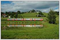 Meine Version den R 8569 von Graz nach Wies-Eibiswald am 6.7.07 bei den Teichen in Kresbach kurz nach Deutschlandsberg. Obwohl mein Fotokollege Manfred Wolf nur einige Meter von mir entfernt gestanden ist, sind unsere beiden Aufnahmen total unterschiedlich.