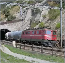 Eine wappenlose Ae 6/6 (selbst das Schweizerwappen an der Front fehlt) verlässt den Schluchitunnel am 2. Mai 2006