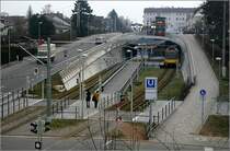 . Breite Tunnelrampe -

Blick auf die Rampenhaltestelle  Steinhaldenfeld  an der 2005 eröffneten Neubaustrecke der U2 nach Neugereut. Der Blick geht in Richtung Innenstadt. Die im Hintergrund anschließende Tunnelstrecke senkt sich mit einem Gefälle von 7% ab um unter einem Friedhof eine Senke zu unterfahren. Anschließend steigt die Strecke wiederum mit 4% an und erreicht kurz vor der Haltestelle  Hauptfriedhof  die Oberfläche. 

25.01.2006 (M)