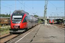 4024 068 f�hrt am Morgen des 25.06.2007 als RB5111 (ab Kufstein R5111) nach Innsbruck. Dieser Zug h�lt in allen Stationen, ausgenommen in der Station Pfrauendorf. Auf dem Nebengleis steht 425 547 und wartet auf die Abfahrt nach Holzkirchen.