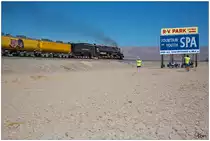 Union Pacific No 4014  Big Boy  fährt bei den 150 Jahr Feierlichkeiten der Transkontinental Eisenbahn  The Great Race Across the Southwest  von San Bernardino nach Yuma, fotografiert Bombay Beach nahe dem Salton Sea. 15 Oktober 2019