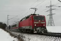 05. Januar 2009, Endlich bekamen wir den lange erwarteten Schnee. IC 73929 Berlin - München fährt trotz Bespannung mit zwei Lokomotiven mit einer halben Stunde Verspätung bei Zettlitz an mir vorüber. Zuglok war 120 106, nachgeschoben hat eine 101, deren Nummer ich im Schneewirbel nicht erkennen konnte.