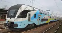 Da bekam ich ihn nun heute zu Gesicht, einer von den Westbahn KISS Triebzügen (NVR: 93 85 4110 013-8 CH-WESTBA) die die DB Fernverkehr den Österreichern abgekauft hat (insgesamt wohl 17 Züge), es wird wohl im Moment getestet und erprobt, jedenfalls stieg ein Team von drei Personen kurz aus um zu pausieren bevor die Fahrt weiter ging, 13.01.20 Bf. Flughafen Berlin Schönefeld.  
