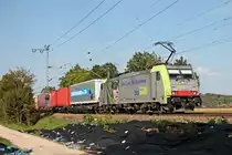 Mit einem langen und bunten Containerzug nach Italien, fuhr am Nachmittag des 12.09.2018 die Re 486 510 zwischen Hügelheim und Müllheim (Baden) über die Rheintalbahn in Richtung Schweizer Grenze fuhr.