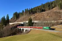 Ge 4/4 III 647 mit einem Regio am 28.12.2016 bei Versam.