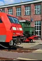 Der Wandel der Zeit:
Zwischen 144 044-5 (244 044-4 | E 44 044) der DB Fahrzeuginstandhaltung GmbH und 152 049-3 DB liegen etwa 63 Jahre. Dementsprechend unterscheiden sich Aussehen und Technik grundlegend.
Auf beiden Loks kann man hinter der Werkhalle 1 des DB Werk Dessau an einer Führerstandsmitfahrt teilnehmen.
Aufgenommen während des Tags der offenen Tür anlässlich 90 Jahre Instandhaltung elektrischer Lokomotiven.
[31.8.2019 | 14:58 Uhr]