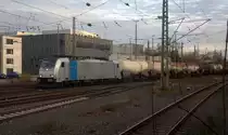 186 424-8 von Lineas/Railpool kommt aus Richtung Montzen/Belgien mit einem Kesselzug aus   Antwerpen-Kanaaldok(B) nach Millingen-Solvay(D) und fährt in Aachen-West ein.
Aufgenommen vom Bahnsteig von Aachen-West. 
Bei Sonne und Wolken am Nachmittag vom 17.12.2019.
