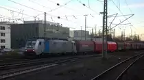 186 258-0 von Lineas/Railpool kommt aus Richtung Montzen/Belgien mit einem Güterzug aus Antwerpen-Noord(B) nach Köln-Gremberg(D) und fährt in Aachen-West ein. 
Aufgenommen vom Bahnsteig in Aachen-West. 
Bei Sonne am Nachmittag vom 18.12.2019.