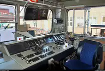 Blick in den Führerstand von 155 138-1 der Railpool GmbH, vermietet an die DB, die während des Tags der offenen Tür im DB Werk Dessau (DB Fahrzeuginstandhaltung GmbH) anlässlich 90 Jahre Instandhaltung elektrischer Lokomotiven steht.
[31.8.2019 | 15:45 Uhr]