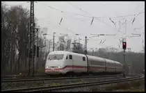 Ein ICE 1 ist hier in Hasbergen am 8.1.2020 um 12.36 Uhr auf der Rollbahn unterwegs zum nächsten Halt in Osnabrück.