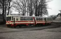 Schmalspurbahnen in Polen: Zur Modernisierung der polnischen Schmalspurbahnen lieferte Faur/Rumänien zwischen 1984 und 1986 12 (1.000 mm) bzw. 20 (750 mm) Triebwagen der Reihe MBxd2 an die PKP. Der MBxd2-228 und ein weiterer MBxd2 stehen hier im Februar 1989 im Bahnhof Opalenica der Opalenicka Kolej Dojazdowa. Retten konnten die Fahrzeuge die Bahnen aber nicht, der Personenverkehr auf dem Schmalspurnetz von Opalenica wurde 1996 eingestellt.