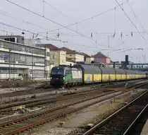 Mit einem Altmannzug am Haken fährt am 09.01.2020 ELL 193 283 durch den Regensburger Hbf.