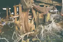 Auf einem schon bei meinen ersten Fotos im Jahre 2000 vom Netz abgetrennten ehemaligen Gütergleis des Bahnhofs Ebensfeld konnte man auch am 26. Februar 2006 einige Wagen betrachten. Schnee und Reif verschönen die nostalgische Szene. Mittlerweile ist das Gelände im Zuge des Streckenneubaus großflächig völlig umgestaltet worden.