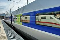 Bhf. Basel SBB. P�nktlich um 15:04 Uhr verl�sst der TGV-POS 4404 auf Gleis 8 den Bahnhof gen Westen nach Paris-Est. In den Fenstern spiegelt sich ein ICE von Gleis 6. Erst zuhause ist mir am PC die Spiegelung aufgefallen. Nun will ich mal sehen, ob ich den Triebkopf auch mal ganz ins Bild bekomme. 8.7.2007