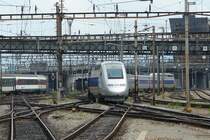 Bhf. Basel SBB. 10 Minuten nach der Abfahrt des TGV-POS 4404 nach Paris, f�hrt die zur�ckgelassene H�lfte, der TGV-POS 4405 zur�ck irgenwohin auf ein Abstellgleis. Was dann folgt, weiss ich leider nicht. Der n�chste TGV nach Paris um 19:04 Uhr, steht n�mlich schon auf Gleis 35 im franz�sischen Teil des Basler Bahnhofs. 8.7.2007
