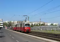 Wien Wiener Stadtwerke-Verkehrsbetriebe / Wiener Linien: Gelenktriebwagen des Typs E1: Motiv: E1 4538 + c4 1310 als SL 6. Ort: XI, Simmering, Kaiserebersdorf, Svetelskystraße. Aufnahmedatum: 20. April 2018. - Hersteller der Straßenbahnfahrzeuge: Bombardier-Rotax, vorm. Lohnerwerke. Baujahr: 1974.