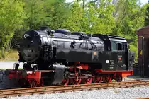 95 6676 (Mammut) am 31.08.2019 vor dem Museumslokschuppen in Rübeland. Die Maschinen der Tierklasse (Mammut, Wisent, Büffel, Elch) wurden 1919-1921 von Borsig in Berlin gebaut. Der Hintergrund für die Entwicklung dieser Loks war das Bestreben, auch schwere Lasten auf extremen Steigungen ohne Zahnstange, also im reinen Adhäsionsbetrieb, befördern zu können. Dies hatte dann Mitte der 20-er Jahre des letzten Jahrhunderts auch die Einstellung des Zahnstangenbetriebs auf der Rübelandbahn (damals noch HBE Harzbahn) zur Folge. Wenn man sich den riesigen Kessel und die gewaltigen Arbeitszylinder im Vergleich zu den kleinen Treibrädern anschaut, dann wird sehr deutlich, dass diese Maschinen nicht für Tempo (Vmax 50 km/h), sondern für schiere Zugkraft ausgelegt waren, was bei den starken Steigungen im Harz (bis zu 60°/oo) auch erforderlich war. Heute gehört die Maschine zum Bestand des Verkehrsmuseums Dresden und wird in Rübeland von einem Verein betreut. Sie ist derzeit nicht betriebsfähig. (Bild 1)