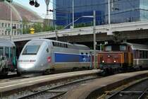 Bhf. Basel SNCF. Wie gross ist wohl der Altersunterschied zwischen dem TGV und der Rangierlok 16511, die gleich die Wagen aus dem Bahnhof zieht ? Ich weiss es leider nicht, aber die Spezies werden es sicher wissen. 8.7.2007
