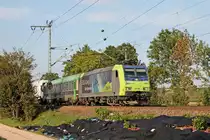 Mit einer RoLa (Freiburg (Brsg) Rbf - Novara Boschetto) fuhr am 12.09.2018 die Re 485 006 zwischen Hügelheim und Müllheim (Baden) über die Rheintalbahn in Richtung Schweizer Grenze.