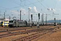 Mit einem leeren Kesselzug aus Glattbrugg (CH) fuhr am Nachmittag des 19.09.2018 die MRCE/SBBCI ES 64 F4-992 (189 092-0), welche den Zug in Basel SBB Rbf von einer Re 6/6 übernommen hatte, über Gleis 4 durch den Badischen Bahnhof von Basel in Richtung Weil am Rhein.