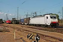 Einfahrt am Nachmittag des 19.09.2018 von Maquarie/XRAIL/TXL 186 908 mit dem  Jan de Rijk -Containerzug (Venlo - Gallarate) in den Badischen Bahnhof von Basel gen Rangierbahnhof Muttenz.