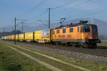 Wie Aufnahmen durch das Wetter beeinflusst werden, zeigen die folgenden fünf Bahnbilder vom Morgen des 14. Januar 2020 ab drei verschiedenen Fotostandorten.

1. Güterzug der OeBB mit dem Tem 225 043-9 bei Oensingen um 09:00h bei dichtem Nebel.

2. Güterzug zum Stahlwerk Gerlafingen mit der refit Re 620 009-1  UZWIL  um 09:56h zwischen Solothurn und Biberist. Wärend sich der vordere Teil dieses Zuges an der Sonne präsentiert,  versteckt sich die hintere Hälfte dieses Zuges sowie Stadt Solothurn und der Jura noch immer im dichten Nebel.

3. Postzug Daillens-Härkingen mit dem  MANDARINLI  Re 420 320-4 von SBB Cargo bei Deitingen um 11:59h vor den Kulissen des Hotel und Kurhaus Weissenstein und dem Balmfluechöpfli.

Endlich doch noch Fotowetter vom Feinsten am 14. Januar 2020.
Foto: Walter Ruetsch  