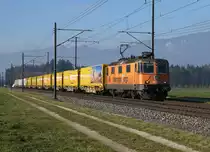 Wie Aufnahmen durch das Wetter beeinflusst werden, zeigen die folgenden fünf Bahnbilder vom Morgen des 14. Januar 2020 ab drei verschiedenen Fotostandorten.

1. Güterzug der OeBB mit dem Tem 225 043-9 bei Oensingen um 09:00h bei dichtem Nebel.

2. Güterzug zum Stahlwerk Gerlafingen mit der refit Re 620 009-1  UZWIL  um 09:56h zwischen Solothurn und Biberist. Wärend sich der vordere Teil dieses Zuges an der Sonne präsentiert,  versteckt sich die hintere Hälfte dieses Zuges sowie die Stadt Solothurn und der Jura noch immer im dichten Nebel.

3. Postzug Daillens-Härkingen mit dem  MANDARINLI  Re 420 320-4 von SBB Cargo bei Deitingen um 11:59h vor den Kulissen des Hotel und Kurhaus Weissenstein und dem Balmfluechöpfli.

Endlich doch noch Fotowetter vom Feinsten am 14. Januar 2020.
Foto: Walter Ruetsch  