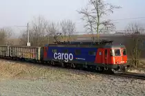 Wie Aufnahmen durch das Wetter beeinflusst werden, zeigen die folgenden fünf Bahnbilder vom Morgen des 14. Januar 2020 ab drei verschiedenen Fotostandorten.

1. Güterzug der OeBB mit dem Tem 225 043-9 bei Oensingen um 09:00h bei dichtem Nebel.

2. Güterzug zum Stahlwerk Gerlafingen mit der refit Re 620 009-1  UZWIL  um 09:56h zwischen Solothurn und Biberist. Wärend sich der vordere Teil dieses Zuges an der Sonne präsentiert,  versteckt sich die hintere Hälfte dieses Zuges sowie die Stadt Solothurn und der Jura noch immer im dichten Nebel.

3. Postzug Daillens-Härkingen mit dem  MANDARINLI  Re 420 320-4 von SBB Cargo bei Deitingen um 11:59h vor den Kulissen des Hotel und Kurhaus Weissenstein und dem Balmfluechöpfli.

Endlich doch noch Fotowetter vom Feinsten am 14. Januar 2020.
Foto: Walter Ruetsch  