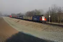 Wie Aufnahmen durch das Wetter beeinflusst werden, zeigen die folgenden fünf Bahnbilder vom Morgen des 14. Januar 2020 ab drei verschiedenen Fotostandorten.

1. Güterzug der OeBB mit dem Tem 225 043-9 bei Oensingen um 09:00h bei dichtem Nebel.

2. Güterzug zum Stahlwerk Gerlafingen mit der refit Re 620 009-1  UZWIL  um 09:56h zwischen Solothurn und Biberist. Wärend sich der vordere Teil dieses Zuges an der Sonne präsentiert,  versteckt  sich die hintere Hälfte dieses Zuges sowie die Stadt Solothurn und der Jura noch immer im dichten Nebel.

3. Postzug Daillens-Härkingen mit dem  MANDARINLI  Re 420 320-4 von SBB Cargo bei Deitingen um 11:59h vor den Kulissen des Hotel und Kurhaus Weissenstein und dem Balmfluechöpfli.

Endlich doch noch Fotowetter vom Feinsten am 14. Januar 2020.
Foto: Walter Ruetsch  
