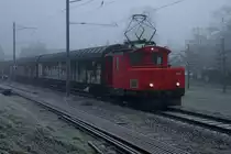 Wie Aufnahmen durch das Wetter beeinflusst werden, zeigen die folgenden fünf Bahnbilder vom Morgen des 14. Januar 2020 ab drei verschiedenen Fotostandorten.

1. Güterzug der OeBB mit dem Tem 225 043-9 bei Oensingen um 09:00h bei dichtem Nebel.

2. Güterzug zum Stahlwerk Gerlafingen mit der refit Re 620 009-1  UZWIL  um 09:56h zwischen Solothurn und Biberist. Wärend sich der vordere Teil dieses Zuges an der Sonne präsentiert,  versteckt sich die hintere Hälfte dieses Zuges sowie die Stadt Solothurn und der Jura noch immer im dichten Nebel.

3. Postzug Daillens-Härkingen mit dem  MANDARINLI  Re 420 320-4 von SBB Cargo bei Deitingen um 11:59h vor den Kulissen des Hotel und Kurhaus Weissenstein und dem Balmfluechöpfli.

Endlich doch noch Fotowetter vom Feinsten am 14. Januar 2020.
Foto: Walter Ruetsch  
